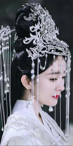 Eternal Love Of Dream, Ancient Dress, Flower Headdress, Crystal Tiaras, Fade To Black, Chinese Clothing, Classy And Fabulous, Hair Ornaments, Ancient Chinese