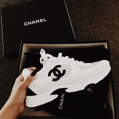 Slingback Chanel, Tas Louis Vuitton, Sporty Shoes, Dad Sneakers, New Sneakers