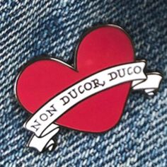 a pin with a ribbon on it that says non duror duoo in white lettering