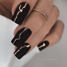 Classy Black Nails, Bridesmaids Nails, Matte Black Nails, Gold Nail, Her Nails, Black Nail Designs, Dark Nails, Nagel Inspo