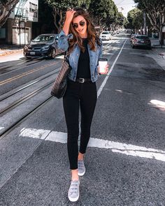 it-girl - jaqueta-jeans - jeans - outono - street-style Fitness Style Women, Fashion Teenage School, Look Working Girl, Casual Chique Stijl, Fashion 60s, College Looks, Chique Outfit, Casual Chic Outfits