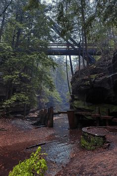 Hiking Old Man’s Cave in Hocking Hills State Park Caves And Caverns, Ohio State Parks, Hocking Hills State Park, Building Aesthetic, Hiking Photography, Hocking Hills