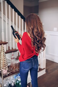 perfect sweater for a Christmas party Casual Christmas Party Outfit, Southern Curls And Pearls, Perfect Sweater, Christmas Party Outfit, Outfit Christmas, Casual Chique, Christmas Party Outfits, Ideas Party, Red Sweater