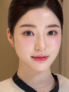 Korean Bridesmaid Makeup, Soft Spring Makeup, Japanese Makeup Looks Natural, Pretty Korean Makeup, Makeup Looks Wedding Guest, Soft Pink Makeup Looks Natural, Korean Pink Makeup, Pink Makeup Looks Soft, Soft Pink Makeup Looks