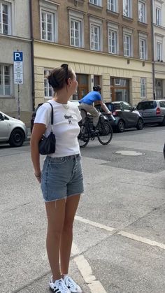 Europe Shorts Outfit, Basic Outfits Women Summer, Aesthetic Samba Outfit, Simple Womens Outfits, Summer Puerto Rico Outfits, Cool Summer Day Outfit Casual, Outfit Inspo Adidas Samba, Shorts And Sambas, Fits For Europe