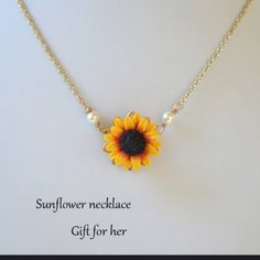 Design Floral Sunflower With 2 Pearls At Edge Of The Flower Unique Design Junior Bridesmaid Gifts, Necklaces Simple, Drop Necklaces, Choker Necklace Gold, Pendant Choker Necklace, Bride Fashion, Sunflower Jewelry, Sunflower Pendant, Sunflower Necklace