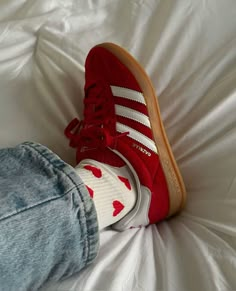 Représentante dans le monde de la marque Adidas, la Gazelle revient dans un rouge luxueux. #adidas #adidasgazelle #adidasshoeswomen #sneakers #basket #rouge #red #france #offsneakz Cherry Fashion, Gazelle Adidas, Adidas Gazelle Indoor, Look Adidas, Heart Socks, Popular Sneakers