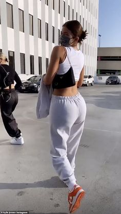 Kylie Jenner Outfits Casual, White Bra Top, Kylie Jenner Street Style, Hermes Birkin Bag