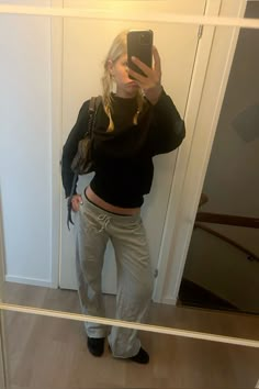 Cute Sweatpants Outfit For School, Sweatpants Outfits Winter, Sweatpants Grey, Simple Outfits For School, Cozy At Home, Day Outfit Ideas, Skandinavian Fashion, Lazy Day Outfit, Autumn Fits