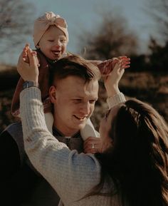 Seated Family Photos, Two Family Photo Shoot Ideas, Family Campfire Photoshoot, Outdoor Fall Photoshoot Ideas, Fall Country Family Pictures, Fall Family Pictures Poses For 3, Picnic Family Photoshoot Ideas, November Photoshoot Ideas Family