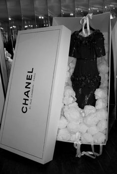 haute couture Chanel I like the idea of the garment coming in a large branded box. It is very unusual and with all Chanel packaging it is kept plain and simple. Perfume Chanel, Lux Life, Dress Chanel, Chanel Dress, Display Design