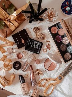 Arte Glitter, How To Use Makeup, قلادات متدلية, Festival Make Up, Beauty Gift Guide, Beauty Products Gifts, Makeup List, Inspiration Instagram