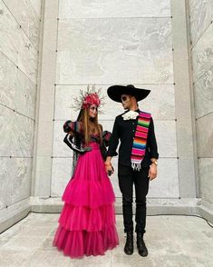 Más disfraces de parejas para Halloween en nuestro blog. #Halloween #Disfraces #Disfraz Makijaż Sugar Skull, Mexican Halloween Costume, Bonnie And Clyde Halloween Costume, Catrina Costume, Mexican Halloween, Halloweenský Makeup, Best Couples Costumes, Halloween Costumes College Girls, Skirt Diy