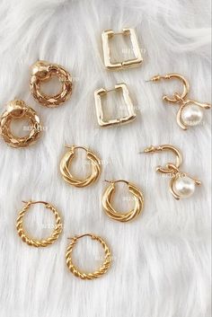 Everyday Gold Jewelry, Everyday Jewelry Gold, Uggs Boots, Summer Beach Vacation, Golden Jewelry, Classy Jewelry, Jewelry Lookbook, Jewelry Photography, Accessories Fashion