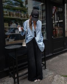 Poplin Shirt Outfit, How To Wear Wide Leg Jeans, Oversized Shirt Outfit, Denim Shirt Outfit, Elegantes Outfit Damen, Oversized Poplin Shirt, Italian Summer Outfits, Wide Leg Jeans Outfit, Corporate Baddie