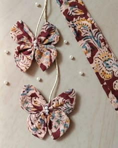 two pieces of fabric with bows attached to them