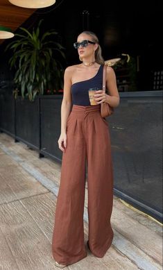 Outfits para la entrega de diplomas de tu bendición | Es la Moda Boss Babe Outfits Summer, Spain Work Outfits, Work To Play Outfit, Classic Edge Style, Work To Dinner Outfit Summer, 30s Summer Outfits Women, High School Graduation Guest Outfit, Spain Trip Outfits