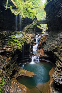 there is a small waterfall in the middle of this canyon with water running down it