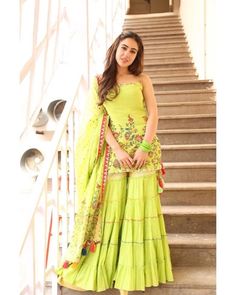 Sara Ali Khan Giving Some Major Outfit Ideas For This Wedding Season #shaadiwish #indianwedding #weddingoutfit #bollywoodoutfitideas #outfitideas #saraalikhan Sarara Dress, Designer Kurtis, Party Kleidung, Indian Gowns, Party Wear Indian Dresses