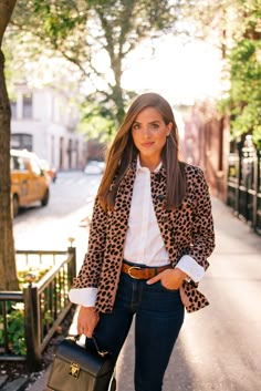 Mode Over 50, What To Wear To Work, Animal Print Outfits, Leopard Print Jacket, Outfit Trends, Glam Fashion, Print Jacket, Wear To Work