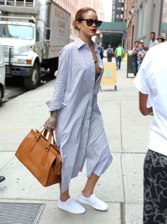 Out in NYC, she's breezy in a Céline Pre-Fall 2015 shirt dress that's totally reminiscent of Marshall's women's nighty on How I Met Your Mother. Rihanna Style 2015, Rihanna Show, Rihanna Outfits, Rihanna Style, Elegante Casual, Book Storage, Long Shirt Dress, Western Shirt