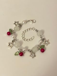 'Very Berry' is a handmade charm bracelet, with a range of different beads, from white glass to green leaves!  The VB bracelet is decorated with dangling star charms, and adjustable to fit all wrists.  Perfect for friends, family, stocking fillers, secret santa, and more! Christmas Charm Bracelet, Christmas Beaded Bracelets, Christmas Bracelet Ideas, Christmas Bead Necklace, Berry Jewelry, Handmade Charm Bracelets, Dainty Jewellery, Bracelet Inspo, Pretty Jewelry Necklaces