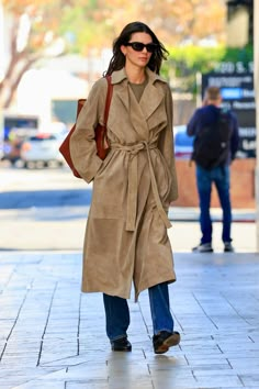 Kendall Jenner looks suede coat Kendall Jenner Looks, Stile Kendall Jenner, Chic Evening Dress, Suede Trench Coat, Womens Tweed Jacket, Womens Tweed, Long Trench, Jenner Style, Suede Coat