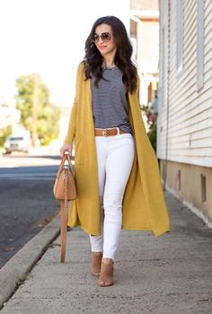 Conjunto cardigan amarillo, camiseta azul marino a rayas, pantalones blancos, botas beis, bolso beis y gafas marrones White Jeans Outfit, Yellow Coat, Work Jeans, Yellow Cardigan, Summer Work Outfits, Outfit Jeans, Outfit Trends, Cardigan Outfits, Casual Work Outfits