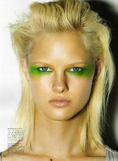 Go green or go home!  Wonder if I could wear this mask-like look to the grocery store?? Rock Makeup, 80s Makeup, High Fashion Makeup, Avant Garde Makeup, Runway Makeup, Green Makeup, Green Eyeshadow, Festival Makeup, Editorial Makeup