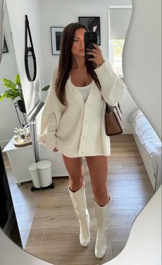 White Fox Boutique Aesthetic, Classy Outfit Inspo Aesthetic, Fall Brunch Fits, White Miniskirt Outfits Winter, Paris Outfit Inspo Fall, Fancy Holiday Outfit, Dress And Jacket Outfit Casual, Influencer Event Outfit, Cute Outfits For Brunettes