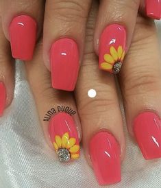 You Are My Sunshine Nails, Nails Floral Design, Cute Spring Nails Short, June Nails Ideas 2024, Spring Nails Short, Daisy Acrylic Nails, Sunflower Nails, Fingernail Designs, Manicure Nail Designs