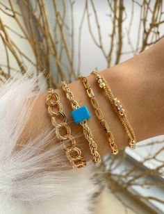 Gold-plated bracelets are a preferred material for many jewelry enthusiasts because they are durable and maintain their shine for a long time. Elegant Sets, Gold Plated Bracelets, Bracelet Handmade, Bracelet Gold, Steel Bracelet, Chain Link Bracelet, Style Moderne, Last Minute Gifts, Charm Bracelets