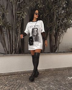 Pregnant Outfits Concert, Big T Shirt Boots Outfit, Styling Loose Shirts Women, Oversized T Shirt Outfit Street Style, Grunge Outfits Women Summer, Oversized Tshirt Boots Outfit, T Shirt And Boots Outfit, Rap Show Outfit, Rnb Party Outfit