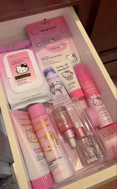 Hello Kitty Products, Carcase Iphone, Hello Kitty Gifts, Hello Kitty Makeup, Hello Kitty Rooms, Smink Inspiration, Hello Kitty Accessories, Hello Kit, Pink Hello Kitty