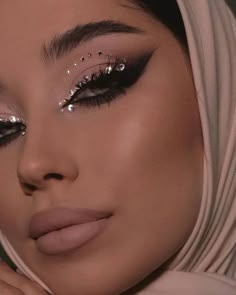 Full pedrería: maquillaje que arrasa en TikTok | Revista KENA México Rhinestone Makeup, Euphoria Makeup, Eye Makeup Designs, Dope Makeup, Edgy Makeup