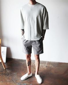 look masculino oversized Oversized Tshirt Outfit, Workout Man, Style Skate, Oversize Tshirt Outfits, Stylish Mens Outfits, Man Style, Mens Trends, Summer Outfits Men, Tshirt Outfits