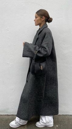 Grey Coat Outfit, Winter Outfit Aesthetic, Luxury Old Money, Oversized Outfit, Comfy Outfit, Trendy Winter, Oversized Coat, Quiet Luxury