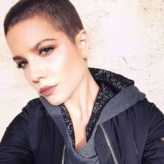 cabelo feminino na máquina em rosto quadrado - Pesquisa Google Halsey Shaved Head, Grey Lipstick, Shaved Hair Women, Girls With Shaved Heads, Shaved Heads, Shave My Head