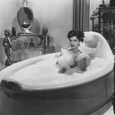 size: 16x16in Photo: Enjoying a Bubble Bath : Artists Carrie Bradshaw Outfits, Vintage Bathtub, Revlon Lipstick, Green Lipstick, Elle Woods, Vintage Betsey Johnson, Best Bath, Relaxing Bath, Bath Soak