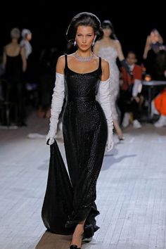 Miley Cyrus (and her abs) bring NYFW to a close on the Marc Jacobs catwalk Black And White Runway Dress, Bella Hadid Catwalk, Model Outfits Runway, Bella Hadid Runway, Runway Fashion Vintage, Glamour Outfit, Models 90s, Model Runway