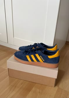 Shoes Adidas Samba, Blue And Yellow Adidas, Colored Sambas, Blue Adidas Spezial, Samba Adidas, Adidas Handball Spezial, Adidas Handball, Adidas Sambas