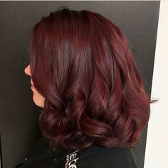 Mulled Wine Hair Color, Jahodová Blond, Hair Color For Winter, Red Wine Hair Color, Mulled Wine Hair, Red Wine Hair, Wine Red Hair Color, Winter Hair Color Trends, Wine Hair Color