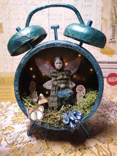 Assembled vintage clock that is a diorama of a forest, lights with batteries included. Tim Holtz products used exclusively! Winter Diorama, Art Altéré, Timmy Time, Clock Craft, Flying Unicorn, Altered Tins, Vintage Alarm Clocks, Vintage Wedding Theme, Old Clocks