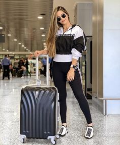 Outfits For Flying, Airport Style Winter, Aero Look, Outfit Viaje, Comfortable Airport Outfit, Airport Chic, Comfy Airport Outfit, Airport Travel Outfits, Travel Attire