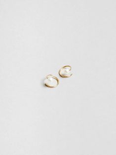 • 14k gold filled spiral wire earrings with freshwater pearl caps • Earrings measure 13mm • Pearls may vary in shape and size • Sold as a pair Circus Jewelry, Swirl Earrings, Demi Fine Jewelry, White Freshwater Pearl, Anklet Bracelet, Vancouver Canada, Wire Earrings, Pearl Studs, Gold Pearl