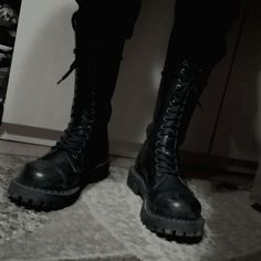 Battle Jacket, Character Aesthetic, Fitness Inspo, Look Fashion, Black Boots, Combat Boots, Cool Outfits, Converse, Shoe Boots