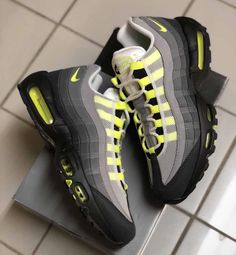 Air Max 95 Og Neon, Air Max 95 Neon, Nike Casual Shoes, Nike Shoes Air Force, White Nike Shoes, Nike Tn, Nike Air Shoes, Old Shoes, Fresh Shoes