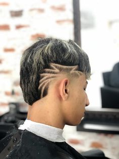 #cortemoicano #cortemasculino #barbearia #freestyle #barueri #barbeariaembarueri #alphaville #homemmoderno #moicanofreetyle #instagram Fade Designs, January 29, Undercut Hairstyles, Boys Haircuts, Hair Designs, Barber Shop