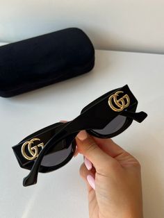 Gafas de sol Gucci GG1421S 001 nuevas. 



 Forma de ojo de gato con borde grueso.
 Protección 100% UVA y UVB. Lente marrón oscuro.
 Tamaño de ojos de 51 mm. Tamaño del puente de 20 mm. Tamaño de patillas de 145 mm.
 Hecho en Italia.
 Viene con un estuche rígido de terciopelo en tonos joya de Gucci, una bolsa de satén, un paño de limpieza y tarjetas.
 100% auténtico y sin uso. Satin Pouch, Cat Eye Shape, Brown Lens, Men's Eyeglasses, Eye Shape, Black Sunglasses, Eye Shapes, Seychelles, Jewel Tones