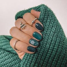 Green Nails For Christmas, Simple Art Designs, Chic Nail Designs, January Nails, Xmas Nails, Gel Nail Designs, Christmas Nail Designs